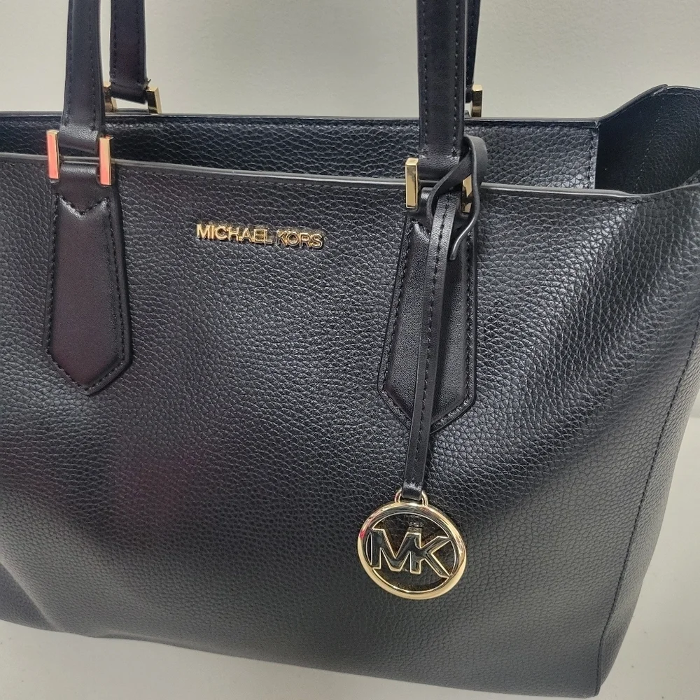 Michael Kors Kimberly Large Pebbled Leather Tote. - Picture 5 of 15